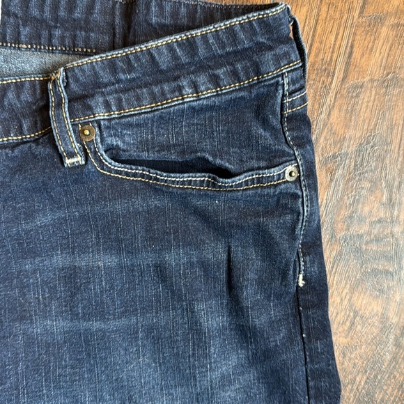 Signature Levi Strauss shorts, denim, Bermuda length, sz 14, like new (D9) - Picture 3 of 5